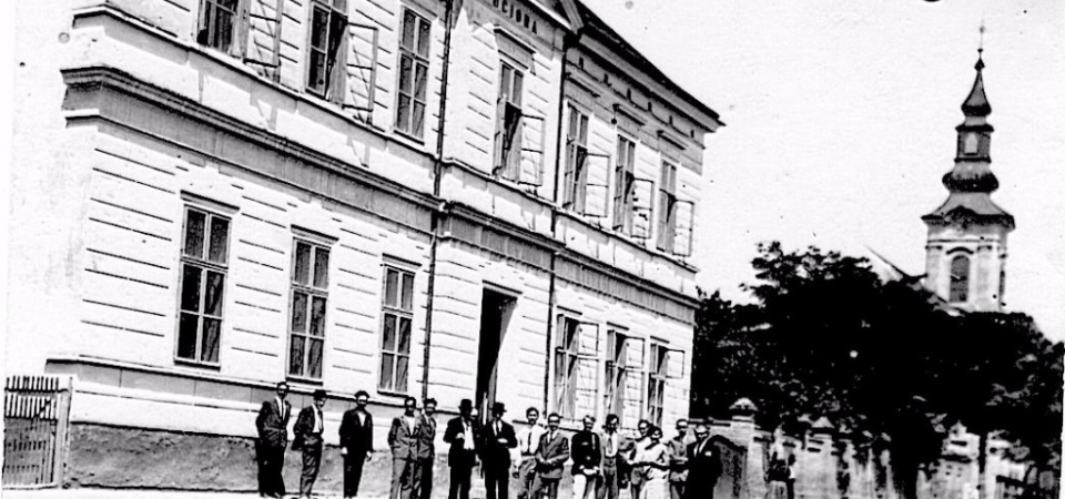 Na staroj fotografiji nalazi se škola u Staroj Pazovi iz 1940,godine.