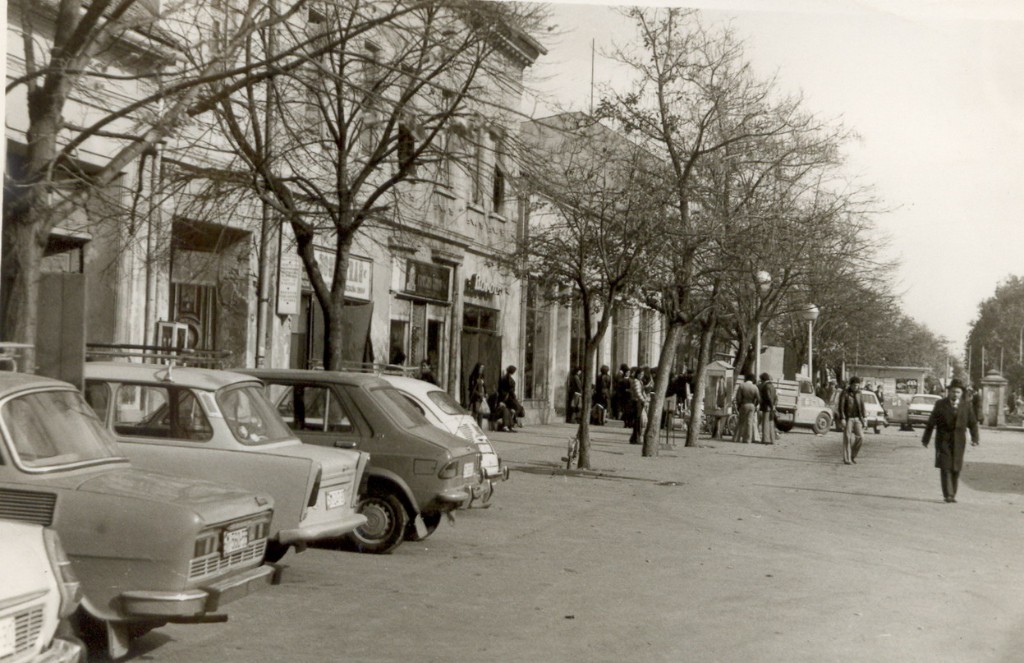 Na staroj fotografiji nalazi se centar Stare Pazove iz druge polovine 20. veka.