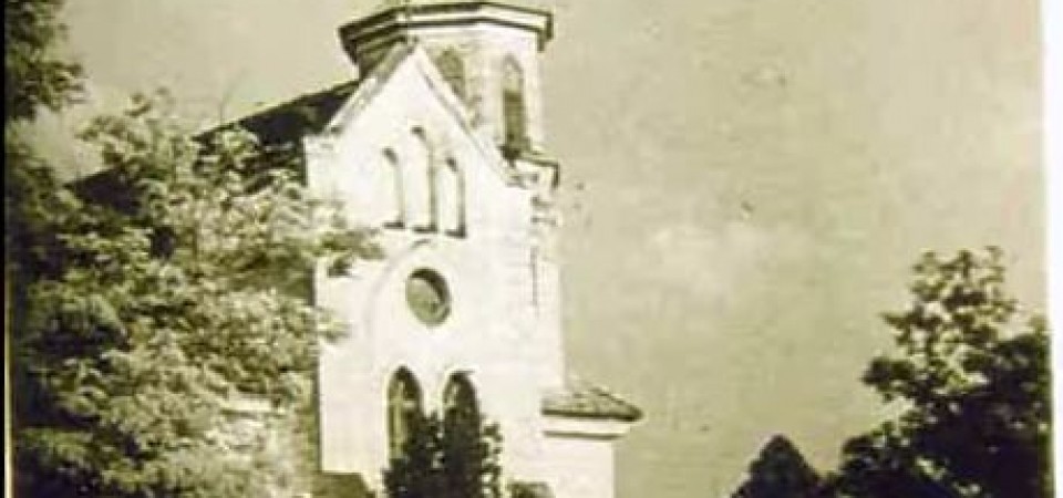 Na staroj fotografiji  iz Novih Banovaca vidi se evangelička crkva , prva polovina 20. veka. Sa sajta www.neu-banovci.de