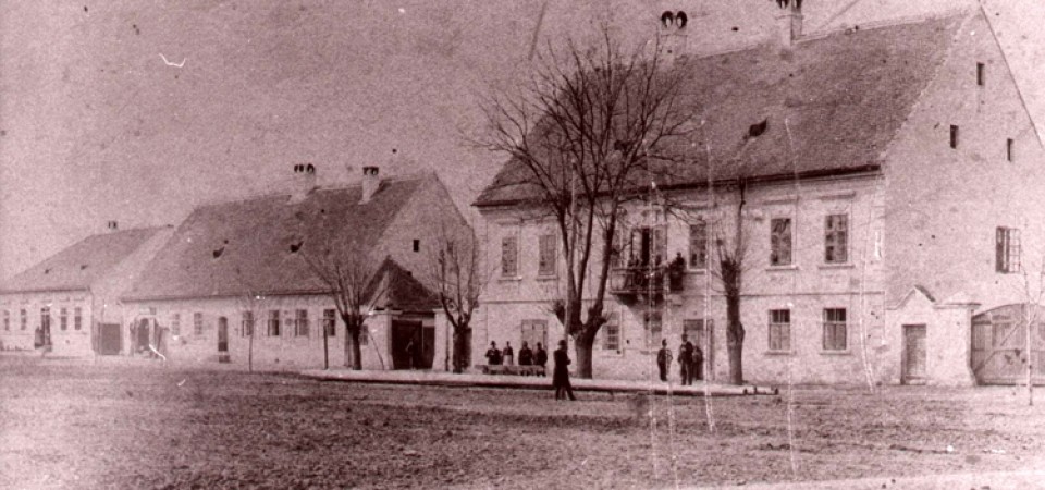 Na staroj fotografiji s kraja19. veka nalazi kuća ugledne porodice Petrović iz Stare Pazove.