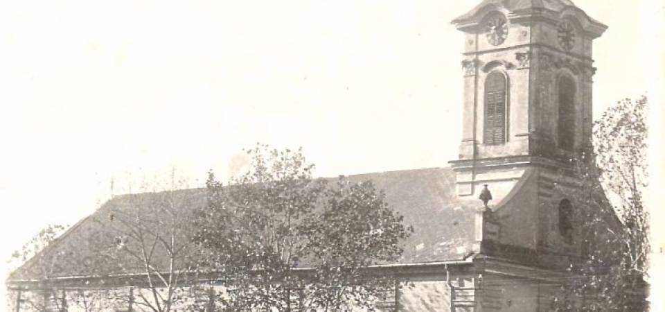 Na staroj fotografiji iz 1938.godine vidi se slovačka evangelička crkva u Staroj Pazovi, ljudi, ulica itd.