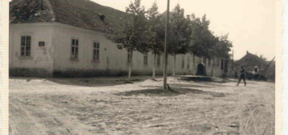 Na staroj fotografiji  iz Novih Banovaca vidi se kuća u kojoj je bilo sedište Jedinstvenog fronta i česma u selu , prva polovina 20. veka.Sa sajta www.neu-banovci.de