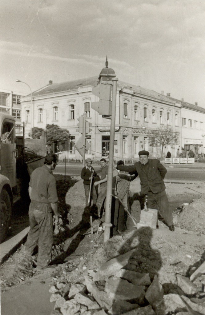 Na fotografiji se nalazi postavljanje prvog semafora u Staroj Pazovi.