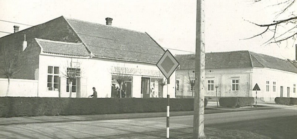 Na staroj fotografiji s druge polovine 20. veka vidi se centar sela Golubnici.