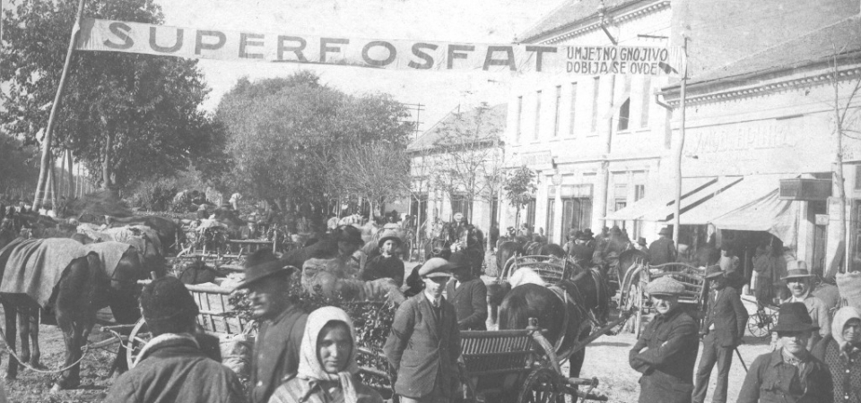 Na fotografiji iz 20.veka vidi se centar Stare Pazove. Fotografisano 1938/9.godine