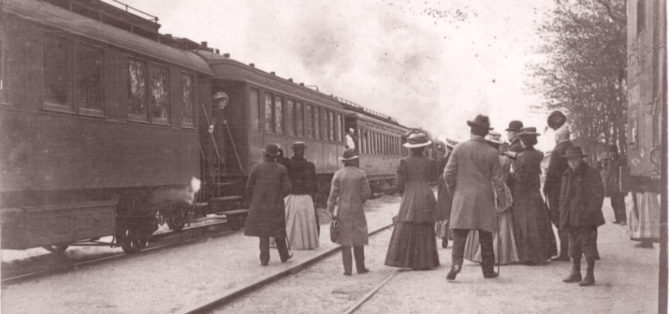 Na staroj fotografiji s druge polovine 19. veka vidi se voz na železničkoj stanici u Staroj Pazovi i ljudi.