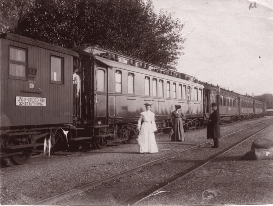 Na staroj fotografiji kraj 19. veka vidi se voz na železničkoj stanici u Staroj Pazovi, dve dame i gospodin.