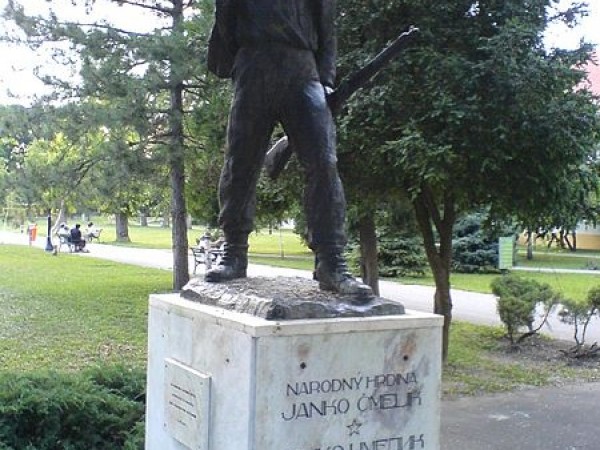 Spomenik Narodnom heroju Janku Čmeliku u parku, Stara Pazova