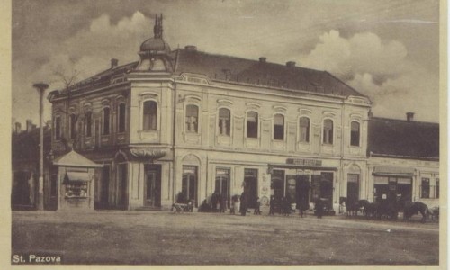 Na staroj razglednici Stare Pazove iz prve polovine 20. veka nalazi se zgrade Štedionica veleposednika Nikole Petrovića, ljudi,konji, radnje.