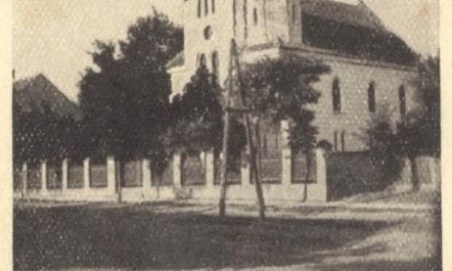 Na staroj razglednici iz prve polovine 20. veka  vidi se nemačka evangelička crkva u Novim Banovcima.Crkve je srušena posle Drugog svetskog rata.