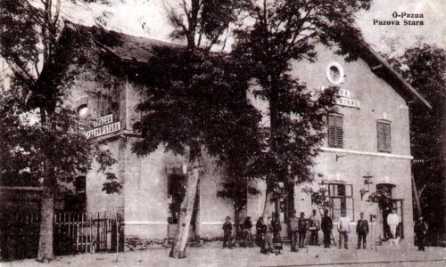Na staroj razglednici Stare Pazove  iz prve polovine 20.veka nalazi se: zgrada železničke stanice sa ljudima, pruga i drveće.