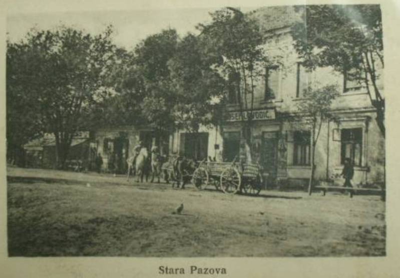 Na staroj razglednici Stare Pazove  iz prve polovine 20.veka nalazi se dom trgovačke porodice Lovodić, sinska kola sa konjima, ljudi itd.