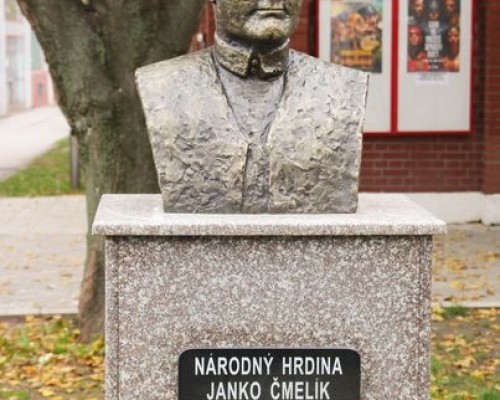 Bista narodnom heroju Janku Čmeliku ispred Pozorišne sale