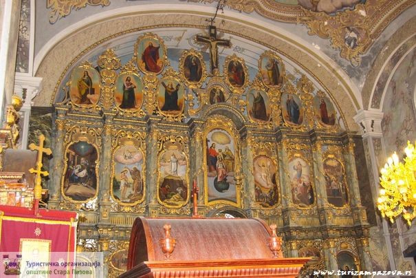 Oltar u hramu Prenosa moštiju Sv. oca Nikolaja u Vojki