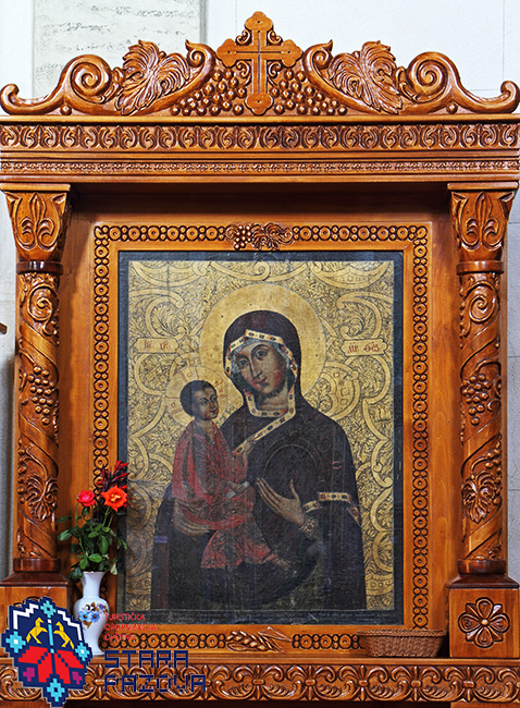 Unutrašnjost hrama- ikona Bogorodica i Isus
